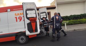 Homem é esfaqueado no peito e socorrido pela USA do SAMU no São Carlos 1