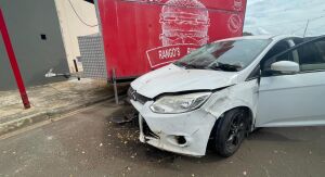Motorista perde controle, sai da Washington Luis e atinge trailer de lanches em São Carlos