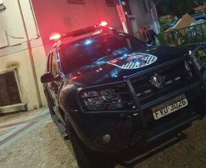 Homem quebra o braço ao fugir algemado de abordagem da GM