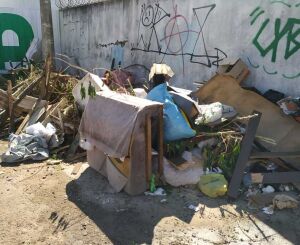 Rua ao lado do Hospital Universitário vira depósito de lixo