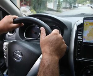 Motorista de aplicativo é rendido com facas e tem carro roubado na Washington Luís em São Carlos