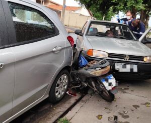 Motorista perde o controle, invade calçada e colide em moto e carro 