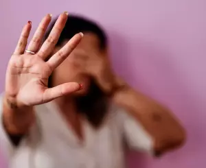 Homem é preso em flagrante por agredir companheira e adolescente em São Carlos