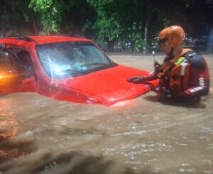 Chuva de 130 milímetros provoca alagamentos e deixa veículos ilhados; veja fotos 