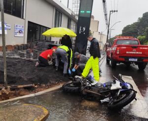Colisão entre moto e carro deixa passageira ferida próximo à USP