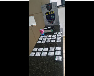 Traficante do "delivery do tráfico" é presa pelo GAM durante entrega de cocaína na Vila Carmem