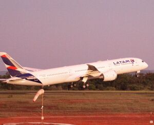 Boeing 787-9 levanta voo após manutenção na Latam em São Carlos