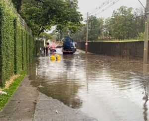 Alagamento causa transtornos no trânsito na Vila Nery na manhã desta segunda-feira
