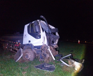 Motorista morre após colisão entre caminhões na SP-330