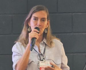 Pesquisadora que criou molécula para reconectar neurônios recebe homenagem em São Carlos