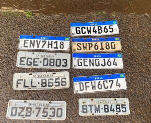 Após alagamento, diversas placas de veículos são encontradas na Vila Nery