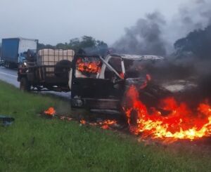 Caminhonete pega fogo na Washington Luís