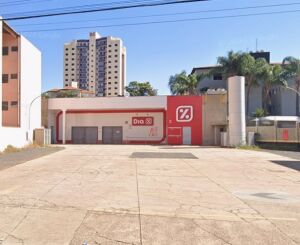 Ladrões encostam caminhões e furtam telhado de antigo supermercado