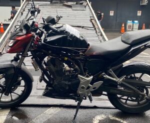 Suspeitos são detidos com motocicleta parcialmente desmontada em estabelecimento em São Carlos