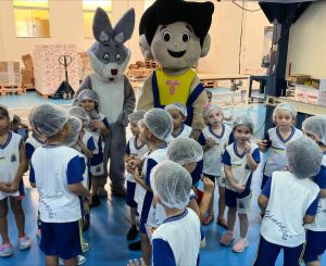 Alunos da CEMEI Lauro Monteiro visitam fábrica de chocolates Tiquinho e vivem manhã especial