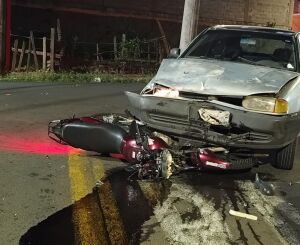 Colisão frontal entre moto e carro deixa duas feridas na Vila Celina 
