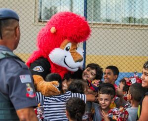 Ação solidária da PM leva ovos de Páscoa a alunos em Santa Eudóxia