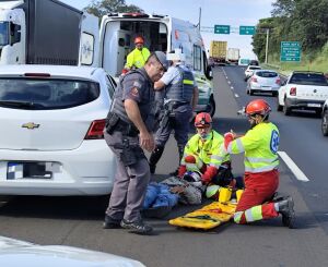 Motociclista é arrastado por mais de 150 metros na Rodovia Washington Luís e fica gravemente ferido