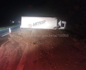 Caminhoneiro com sinais de embriaguez fica ferido após tombamento na Washington Luís