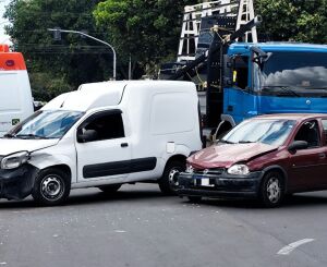 Fiorino e Corsa batem em cruzamento na Vila Prado