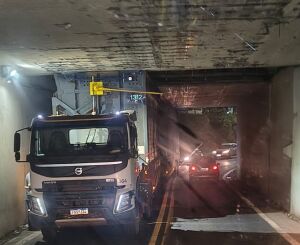 Caminhão fica enroscado em pontilhão do Jardim Tangará