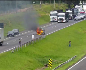 Carro pega fogo após colisão na Washington Luís 