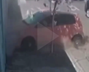 Câmera de segurança registra acidente que terminou com a morte de passageiro na Miguel Petroni