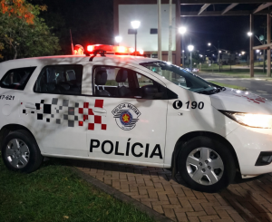 Morador de rua urina na avenida São Carlos é agredido e tem celular furtado 