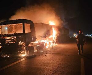 Bitrem com 74 toneladas de açúcar pega fogo e interdita a SP-310 em Ibaté