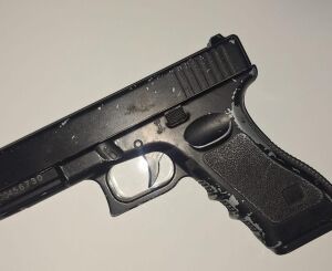 Homem é detido com réplica de arma em condomínio e PM constata medida protetiva