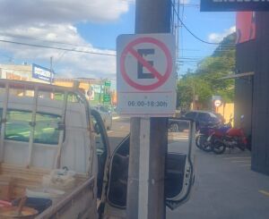 Placas de proibido estacionar são recolocadas na Avenida Professor Luís Augusto de Oliveira