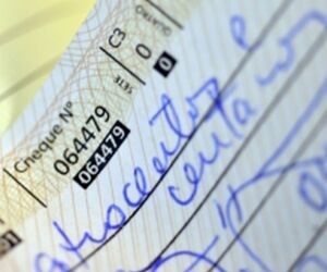 Preencheu cheque com a data errada? Saiba como resolver