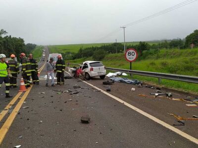 Acidente entre carro e caminhão em São Carlos mata 4 pessoas na SP-318, São Carlos e Araraquara