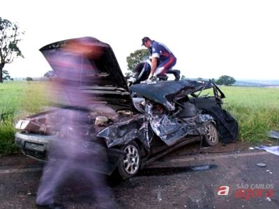 Acidente entre carro e caminhão em São Carlos mata 4 pessoas na SP