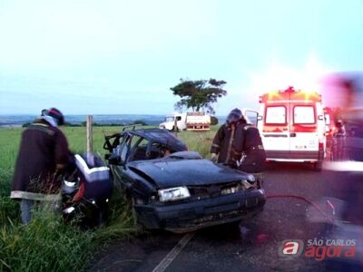 Acidente entre carro e caminhão em São Carlos mata 4 pessoas na SP