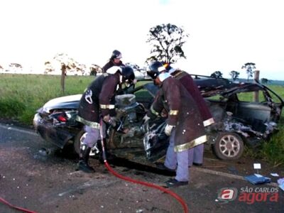 Acidente entre carro e caminhão em São Carlos mata 4 pessoas na SP