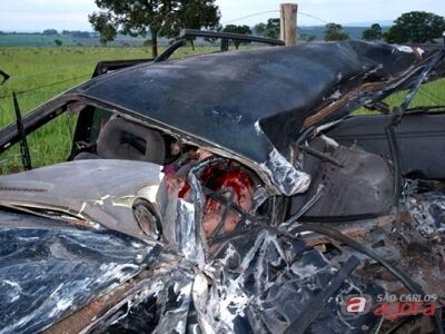 Acidente entre carro e caminhão em São Carlos mata 4 pessoas na SP