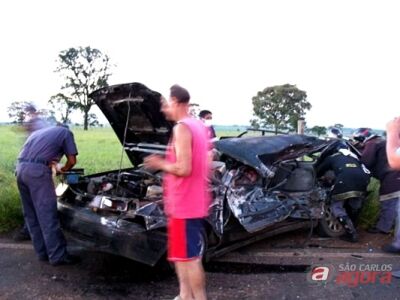 Acidente entre carro e caminhão em São Carlos mata 4 pessoas na SP