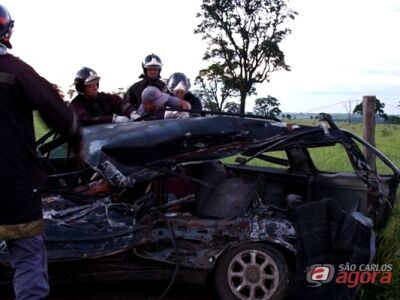 Acidente entre carro e caminhão em São Carlos mata 4 pessoas na SP