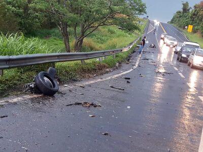 Acidente entre carro e caminhão em São Carlos mata 4 pessoas na SP-318, São Carlos e Araraquara