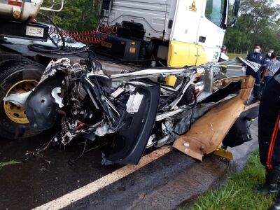 Acidente entre carro e caminhão em São Carlos mata 4 pessoas na SP-318, São Carlos e Araraquara