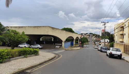Praça em frente ao terminal rodoviário tem fiação furtada e luminária vandalizada