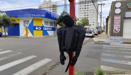 No Dia da Consciência Negra, boneco enforcado é pendurado em cruzamento no centro de São Carlos