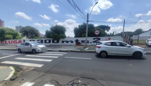 Colisão traseira causa congestionamento na Avenida São Carlos