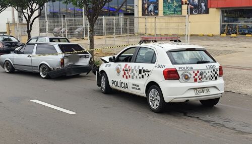 Policial passa mal ao volante, perde controle e colide viatura em carros estacionados