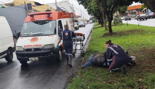 Motociclista sofre queda ao passar sobre mancha de óleo