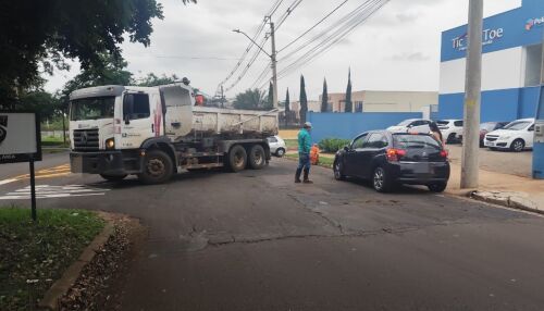 Veículo atinge caminhão na região do Shopping Iguatemi