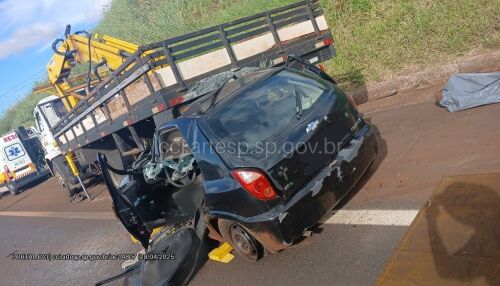 Motorista morre após colidir em caminhão parado no acostamento