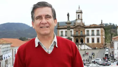 Professor Ney Vilela lança em São Carlos livro que conta a história do teatro brasileiro