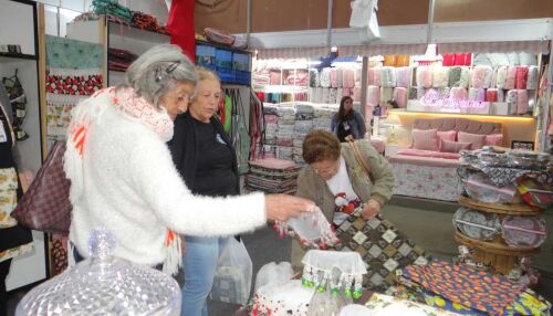 Idosos do Centro de Convivência da Melhor idade de Ibaté visitam a Feira Nacional do Bordado em Ibitinga